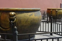 18 vại nước mạ vàng trong Tử Cấm Thành tại sao có vết dao?