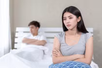 Về nhà bạn trai, tôi sững sờ khi thấy bức ảnh treo trên tường