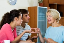 Mẹ đuổi người yêu của con ra khỏi nhà chỉ vì bình nước sạch