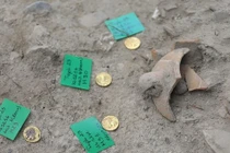 Tiền vàng 2.300 tuổi quý hiếm và những bình cổ chứa xương kì dị