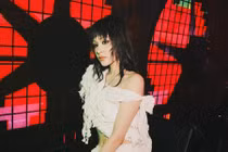 Hiền Hồ gây tranh cãi khi ra MV hậu rao bán xe