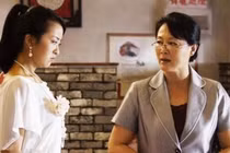 Mẹ chồng hào phóng mua quà cho mẹ con chị hàng xóm đơn thân 