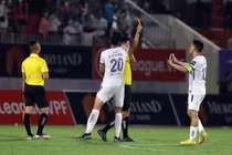 Nguyễn Văn Quyết bị phạt nặng: Thêm một vết gợn của V-League