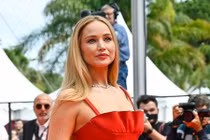 “Nữ hoàng vồ ếch” Jennifer Lawrence đi dép tông trên thảm đỏ Cannes 2023