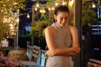 Nắm bàn tay của mẹ, tôi bất lực òa khóc nức nở