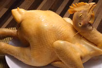 Luộc gà muốn bóng đẹp, thơm phức, đừng cho nước lã, nhớ mẹo này