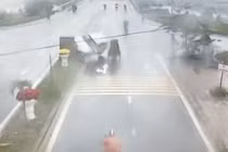 Video: Lao đầu vào dải phân cách, ô tô văng trúng “xe máy kéo”