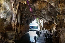 Vẻ đẹp thắng cảnh Đền Chúa Thác Bờ và động Thác Bờ ở Hòa Bình