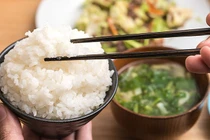 6 mẹo nhỏ giúp bạn thoải mái ăn cơm mà không lo bị tăng cân