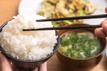 6 mẹo nhỏ giúp bạn thoải mái ăn cơm mà không lo bị tăng cân