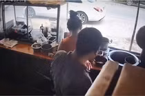 Video: Nữ tài xế bị con gái "cướp" vô lăng, ô tô gây tai nạn 