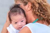 Mẹ chồng mong được trả tiền chăm cháu, con dâu phản ứng thế nào?