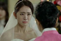 Phải mặc váy cưới của vợ cũ chồng, vợ mới bỏ đi giữa tân hôn