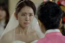 Phải mặc váy cưới của vợ cũ chồng, vợ mới bỏ đi giữa tân hôn