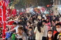 Phố Hàng Mã lung linh sắc màu, giới trẻ tấp nập check-in trước Giáng sinh