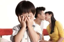 Đang xem tivi cùng con trai bỗng có cảnh nóng, mẹ phản ứng nhanh