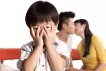 Đang xem tivi cùng con trai bỗng có cảnh nóng, mẹ phản ứng nhanh