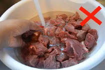 Rửa thịt bò ngay sau khi mua về, chuyên gia khuyên không cần thiết