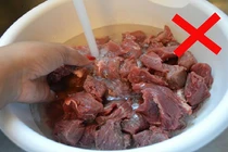 Rửa thịt bò ngay sau khi mua về, chuyên gia khuyên không cần thiết