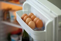 Lý do không nên bảo quản trứng ở cánh cửa tủ lạnh