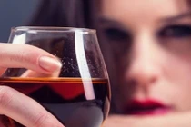 Sau đêm mặn nồng cùng tình cũ, vợ chết lặng vì giáp mặt chồng 