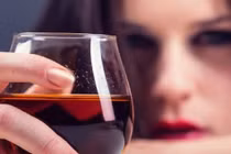 Sau đêm mặn nồng cùng tình cũ, vợ chết lặng vì giáp mặt chồng 