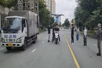 Vụ Quốc Cơ - Quốc Nghiệp chạy xe máy quay video quảng cáo: Nhiều công ty tham gia