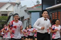 Chú rể cùng 30 người chạy bộ hơn 31 km đi đón dâu