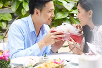 Bất ngờ bạn trai quỳ xuống cầu hôn tôi trước mặt người yêu cũ