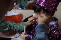 Vân Dung chép thoại ra tay ở hậu trường ghi hình Táo Quân 2023