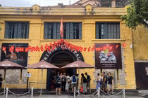 Khách quốc tế xếp hàng khám phá “địa ngục trần gian” giữa lòng Hà Nội