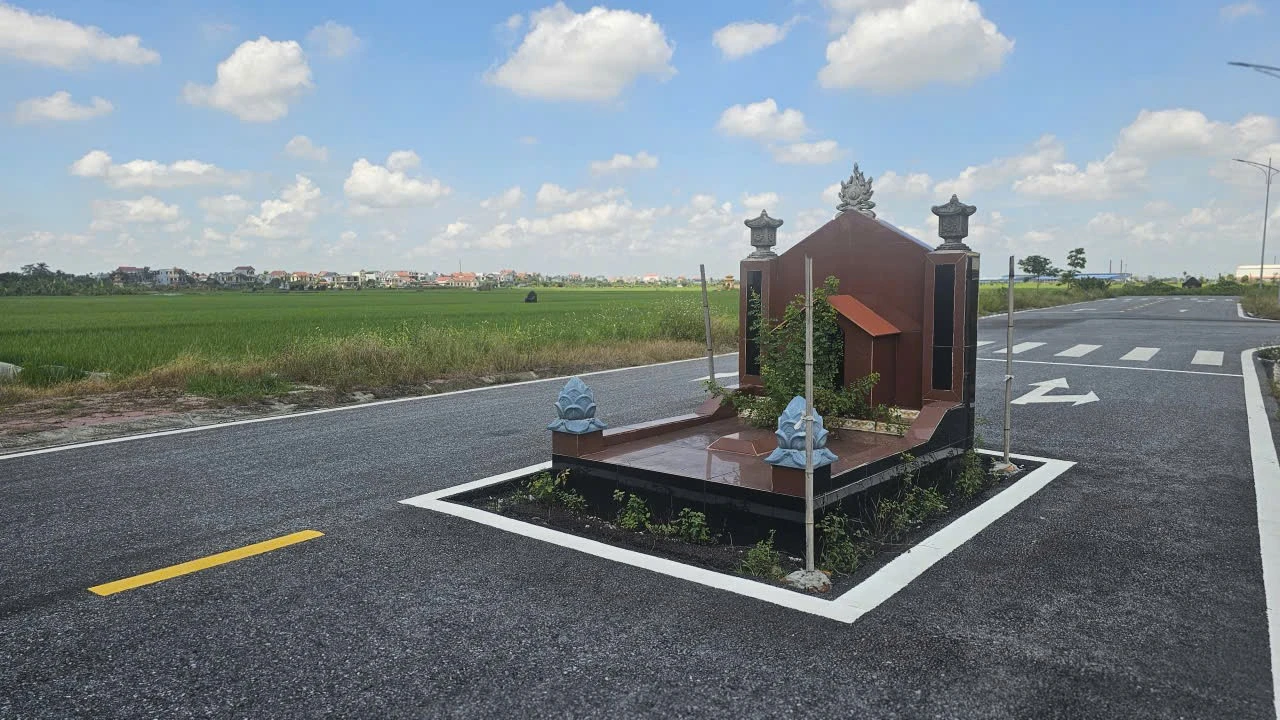 Cận cảnh ngôi mộ án ngữ trên đường thuộc Dự án KDC mới ở Hải Phòng