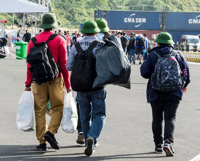 Thủy thủ tàu sân bay Mỹ đội mũ cối ngày tạm biệt Đà Nẵng