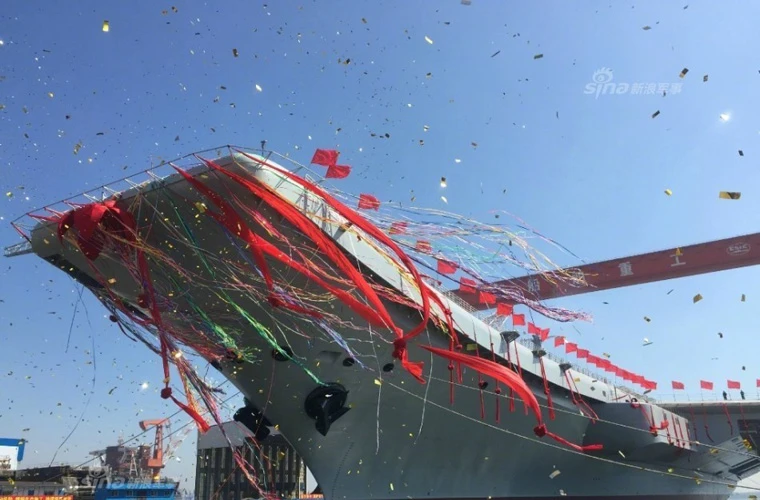 Ảnh nóng: Trung Quốc hạ thủy tàu sân bay Type 001A