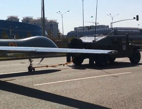 Khó đỡ màn dẫn máy bay đi bộ trong duyệt binh Kazakhstan