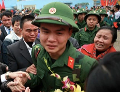 Bật khóc tiễn con, em lên đường nhập ngũ