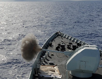 Chiến hạm Trung Quốc “phun khói” ở Nam Thái Bình Dương