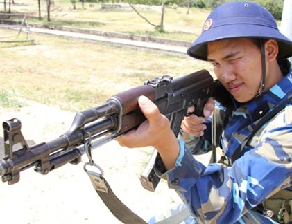“Lính mới” Hải quân Việt Nam luyện bắn súng AK