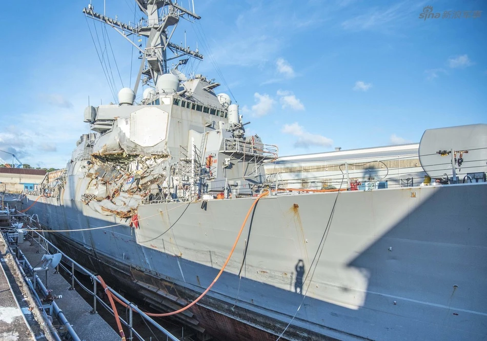 Biến dạng kinh hoàng thân siêu hạm Mỹ bị tàu hàng tông