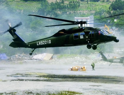 Trung Quốc “khoe” trực thăng Z-20 trên đường cao tốc