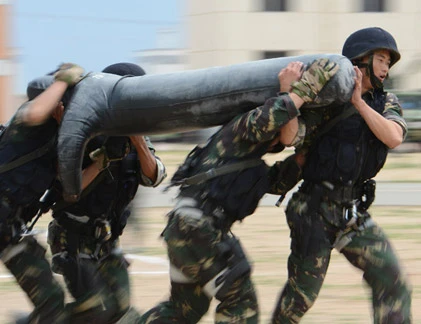 Lính đặc biệt Quân đội Trung Quốc “khoe” sức mạnh