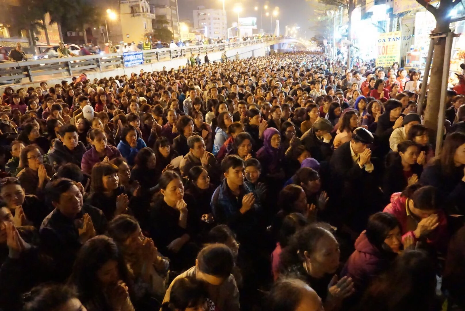 Biển người ngồi tràn đường dự đại lễ cầu an chùa Phúc Khánh