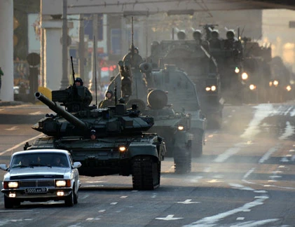 Xe – pháo Quân đội Nga ồ ạt tiến vào Moscow làm gì?