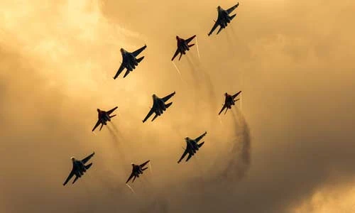 Phi đội Vityazi, Strizhi Không quân Nga hối hả luyện duyệt binh