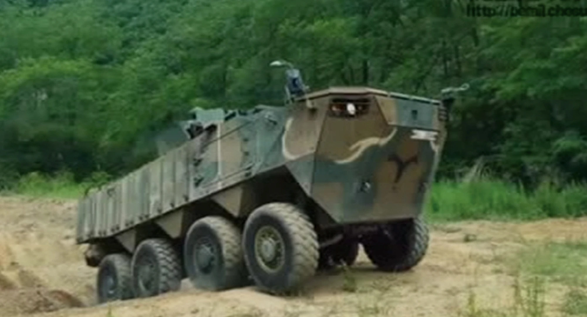 Soi xe bọc thép lưỡng cư Hàn Quốc đang gây sốt