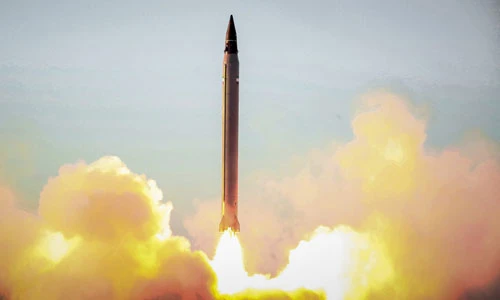 Cận cảnh tên lửa đạn đạo tầm 2.500km của Iran