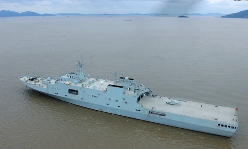 Soi tàu đổ bộ lớn Type 071 thứ 4 của Trung Quốc