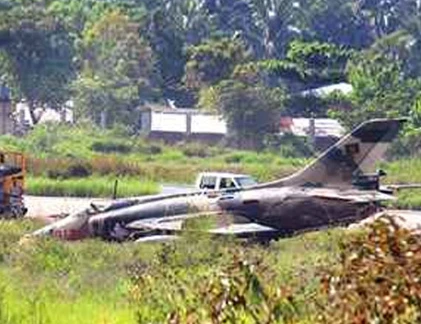 Cường kích Q-5 Trung Quốc đâm xuống ruộng ngô