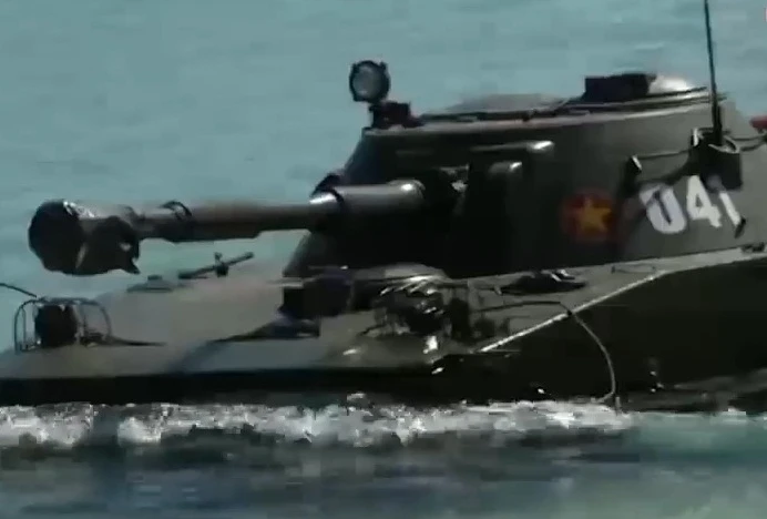 Ngoạn mục cảnh tăng PT-76B VN bơi vào tàu đổ bộ