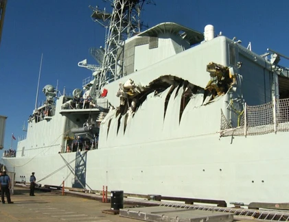 Tàu 24.700 tấn đâm khiến chiến hạm Canada “tơi tả”